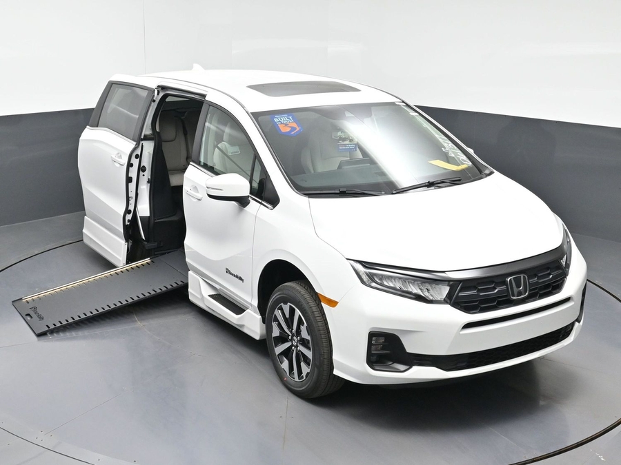 White Honda Odyssey image number 21