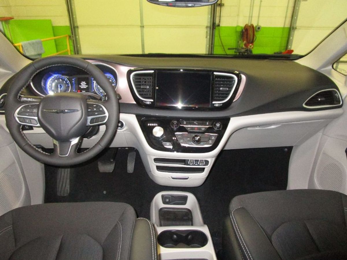 White Chrysler Voyager image number 12