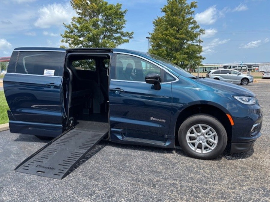 Used 2025 Chrysler Pacifica Select Safety - BraunAbility Side Entry Fold Out Automatic Ramp