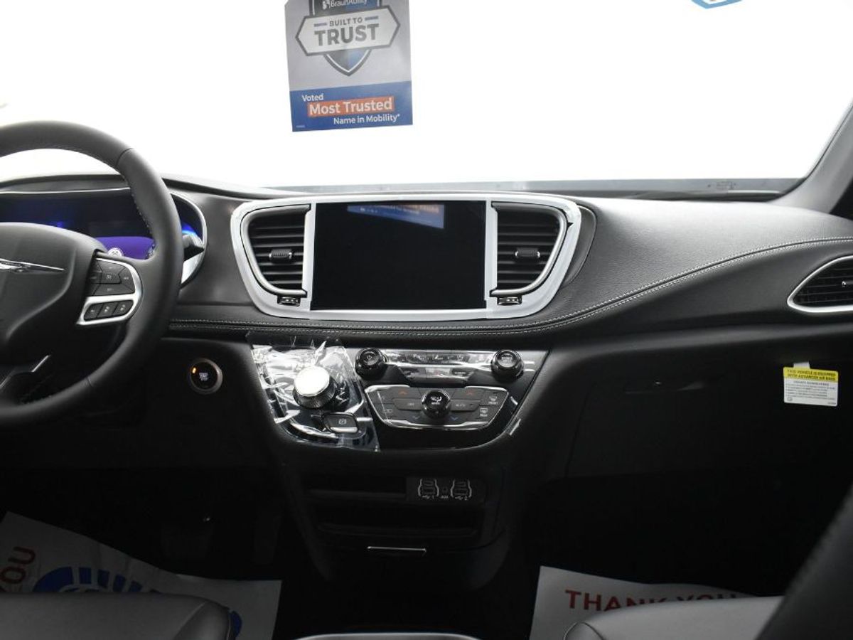 White Chrysler Pacifica image number 3