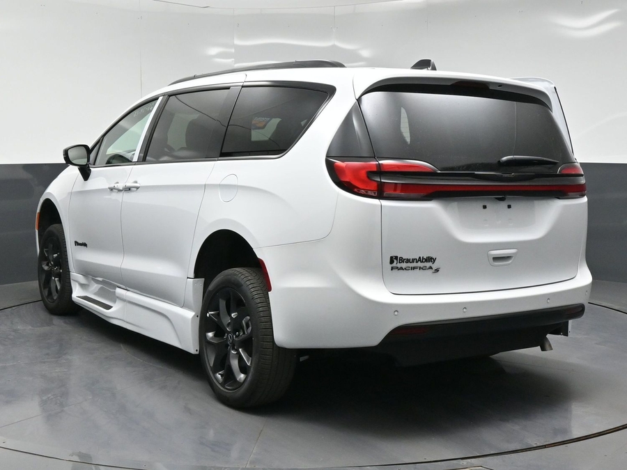 White Chrysler Pacifica image number 4