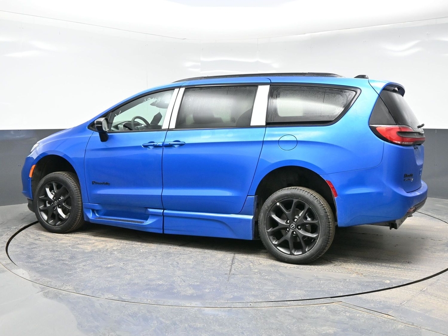 New 2026 Chrysler Pacifica Select Sport - BraunAbility Side Entry Entry In Floor Automatic Ramp