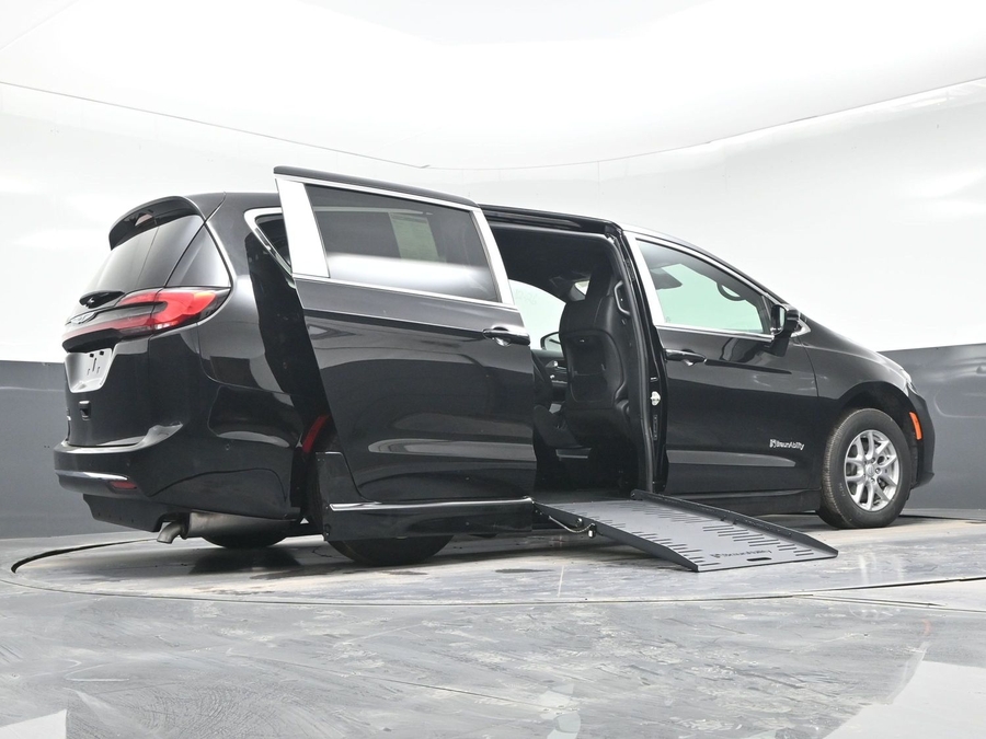 Black Chrysler Pacifica image number 21