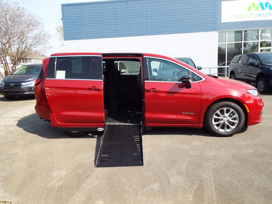 Red Chrysler Pacifica image number 25
