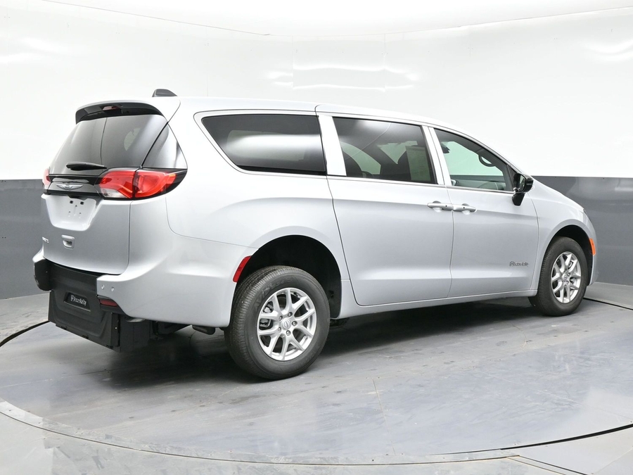 Silver Chrysler Voyager image number 6