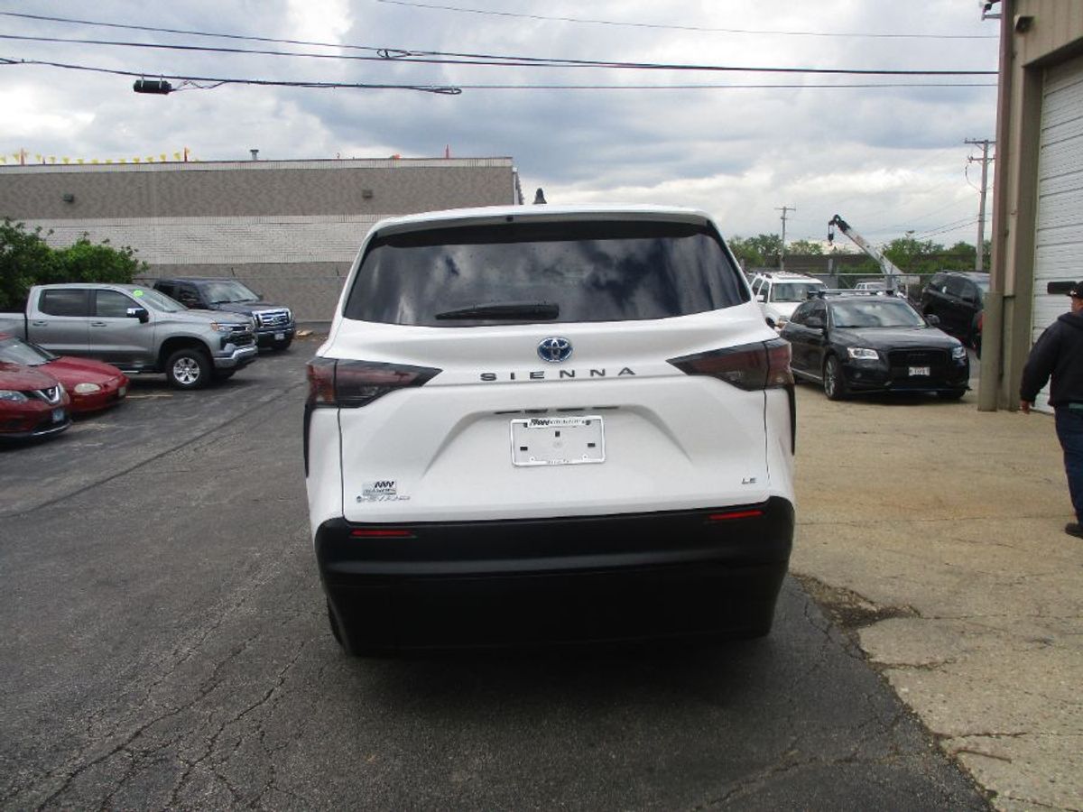 White Toyota Sienna image number 5