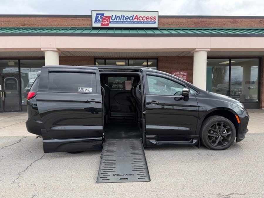 Used 2024 Chrysler Pacifica Touring L - BraunAbility Side Entry Entry Fold Out Automatic Ramp