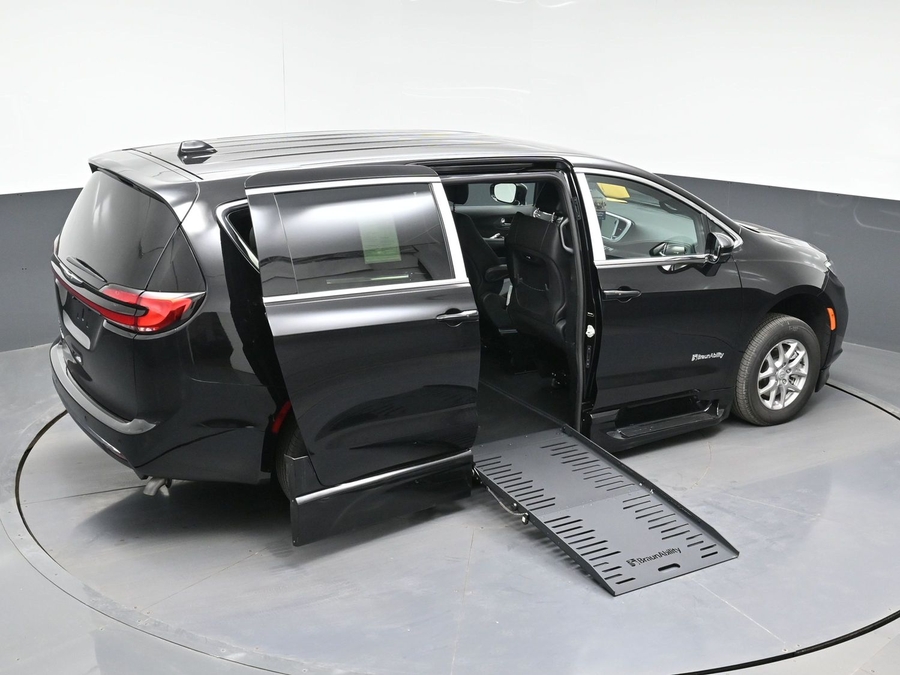 Black Chrysler Pacifica image number 19