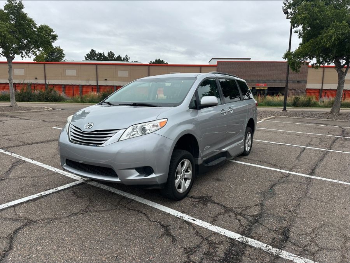 2017 TOYOTA SIENNA - Image 5