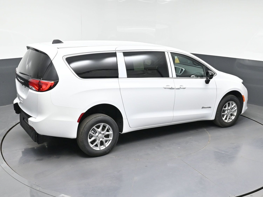 White Chrysler Voyager image number 24