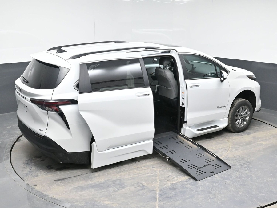 New 2026 Toyota Sienna Hybrid XLE Base - BraunAbility Side Entry Fold Out Automatic Ramp