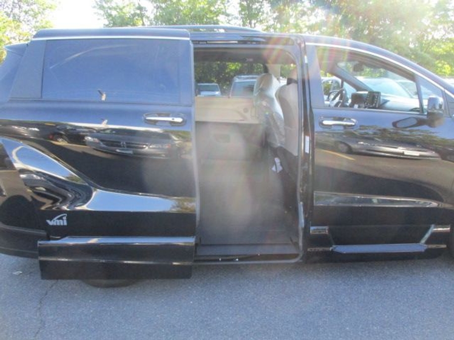 Black Toyota Sienna image number 7
