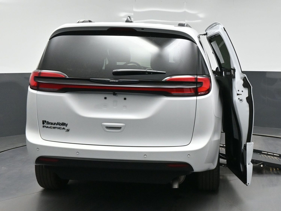 White Chrysler Pacifica image number 3
