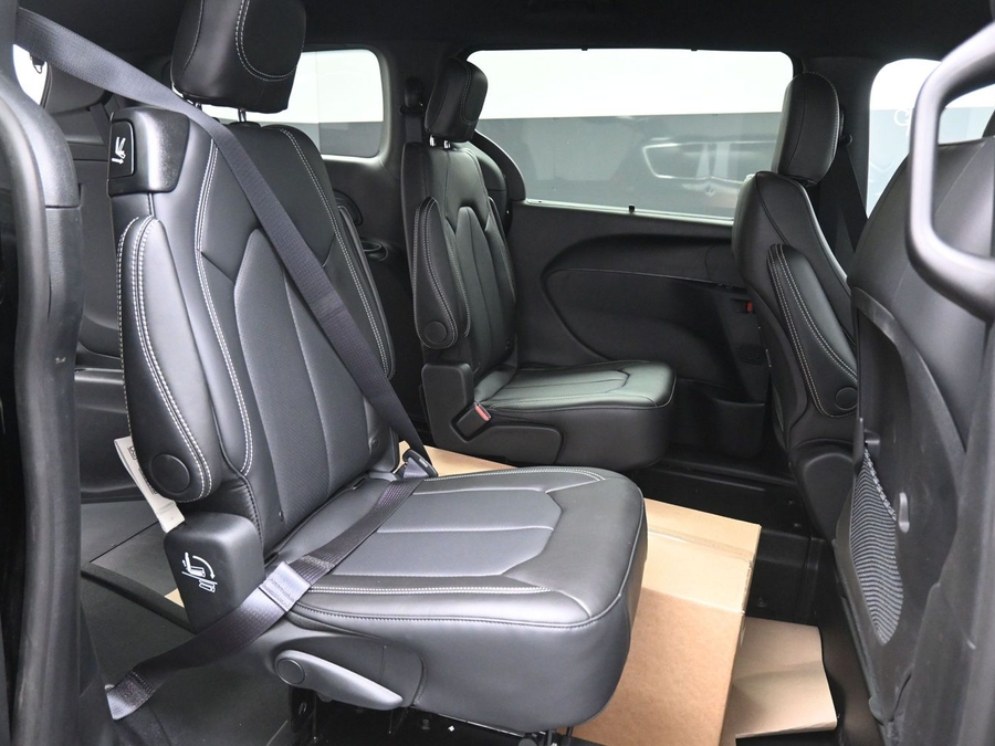 Black Chrysler Voyager image number 8