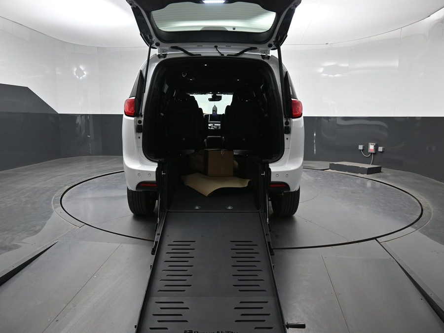 White Chrysler Voyager image number 7