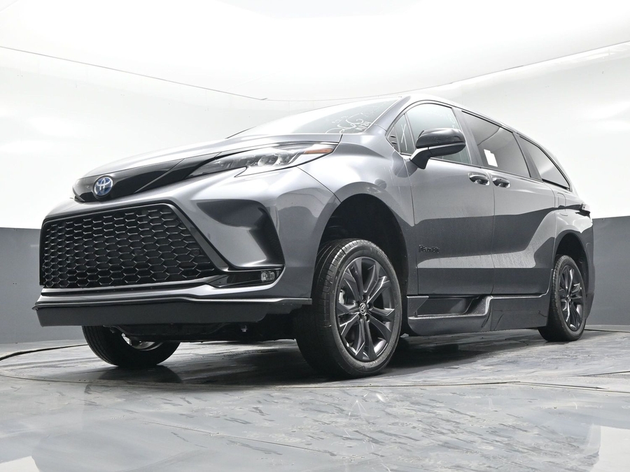 New 2025 Toyota Sienna Hybrid XSE Sport - BraunAbility Side Entry Entry In Floor Automatic Ramp