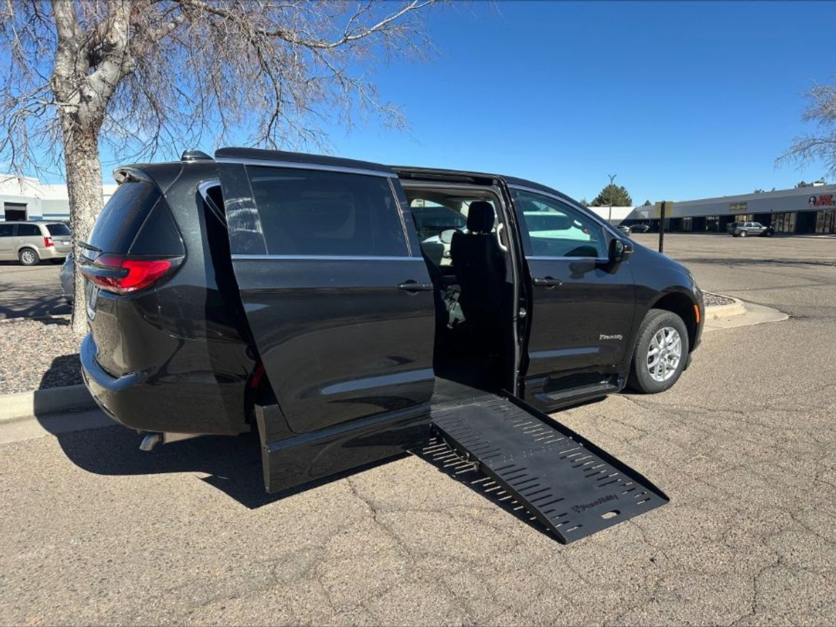 2023 CHRYSLER PACIFICA - Image 25