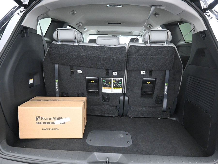 New 2025 Toyota Sienna Hybrid XLE Base - BraunAbility Side Entry Entry Fold Out Automatic Ramp