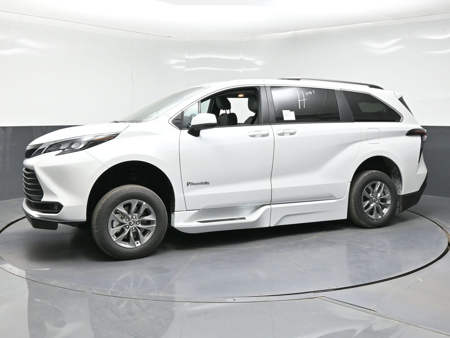 2026 Toyota Sienna XLE 7-Passenger Hybrid FWD's photo