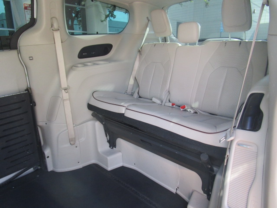 Used 2017 Chrysler Pacifica Limited - BraunAbility Side Entry Fold Out Automatic Ramp