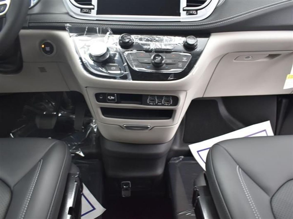 Silver Chrysler Pacifica image number 16