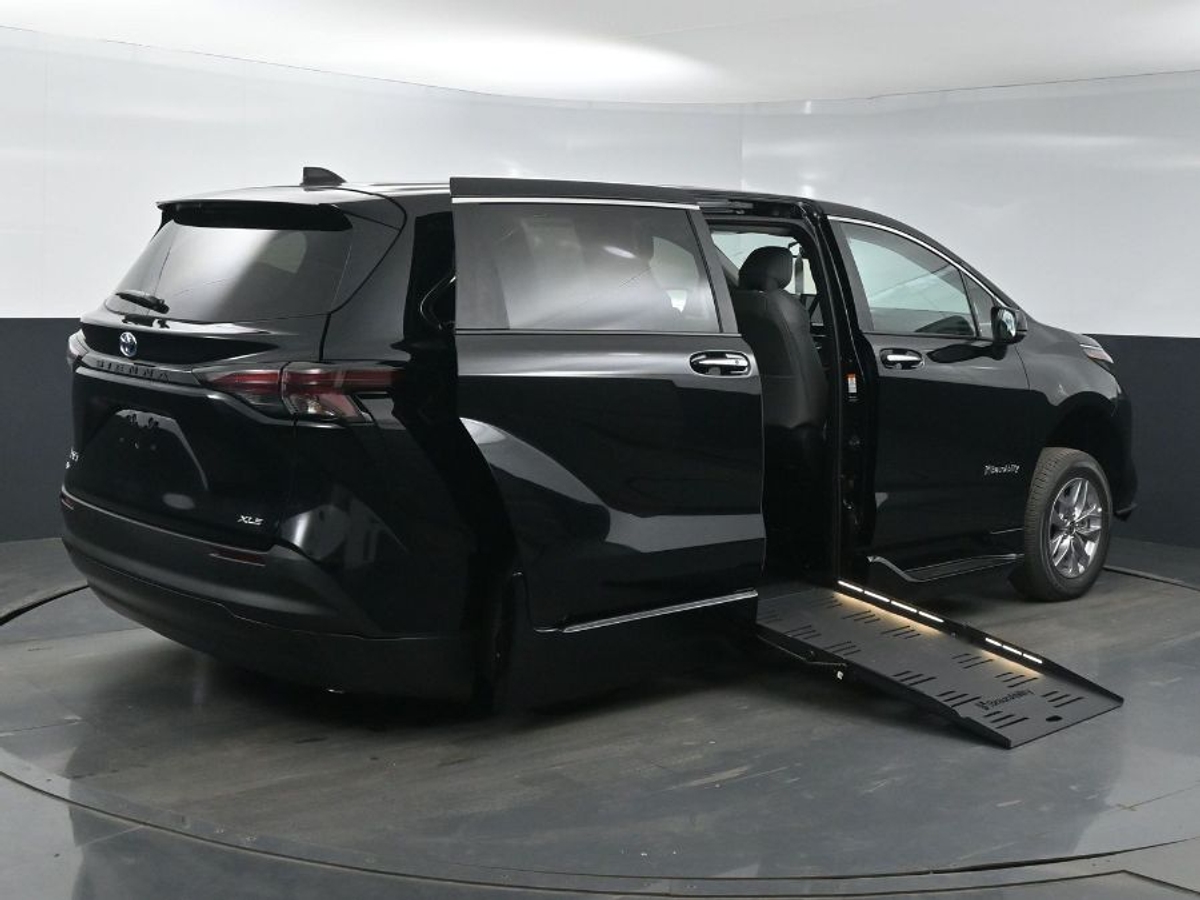 Black Toyota Sienna image number 7