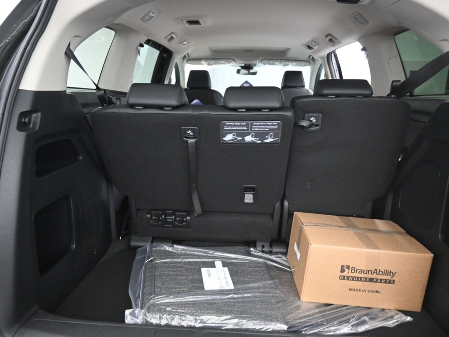 Black Honda Odyssey image number 20