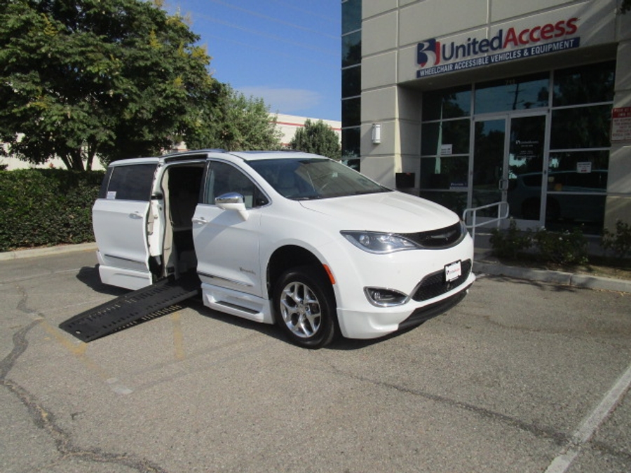Used 2017 Chrysler Pacifica Limited - BraunAbility Side Entry Fold Out Automatic Ramp