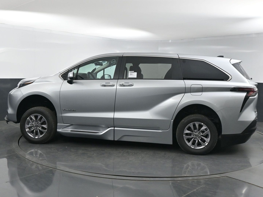 New 2025 Toyota Sienna Hybrid XLE Base - BraunAbility Side Entry Entry Fold Out Automatic Ramp