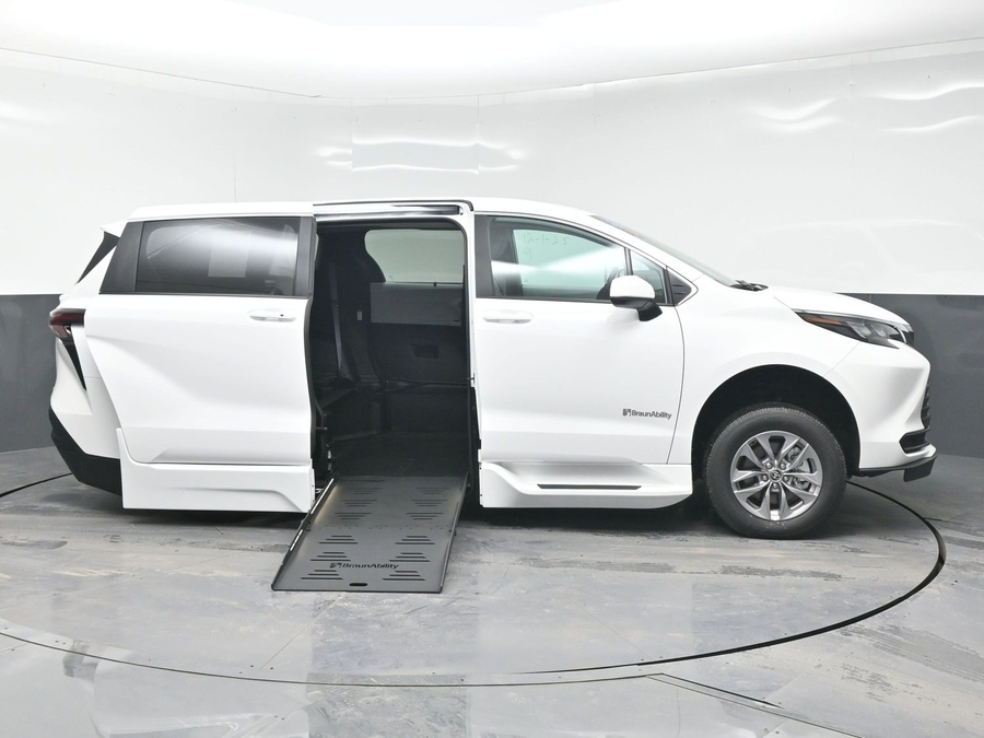 New 2025 Toyota Sienna Hybrid LE - BraunAbility Side Entry Entry Fold Out Automatic Ramp