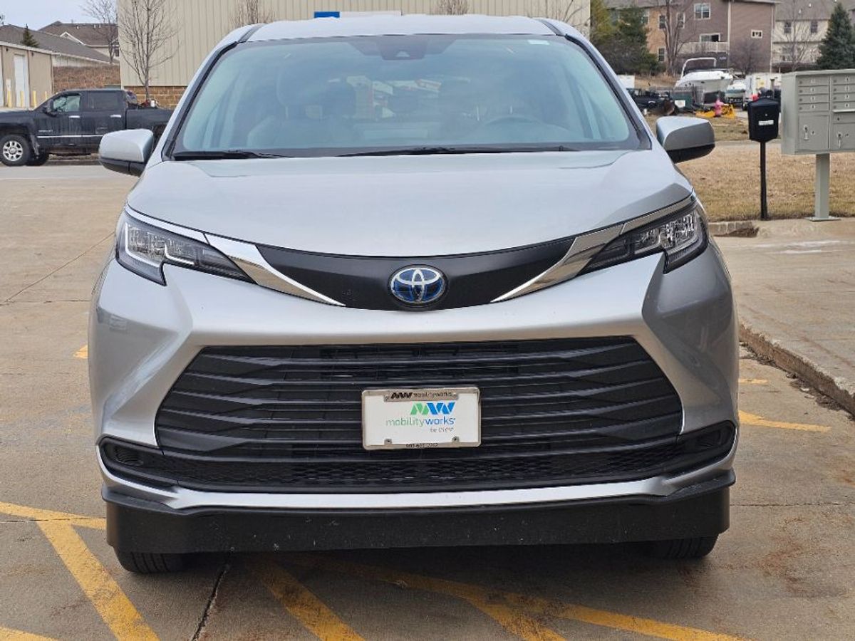 2023 TOYOTA SIENNA - Image 2