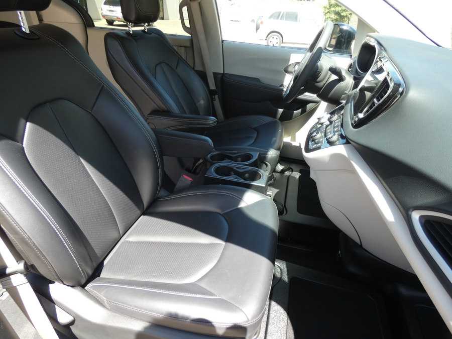 Silver Chrysler Pacifica image number 6
