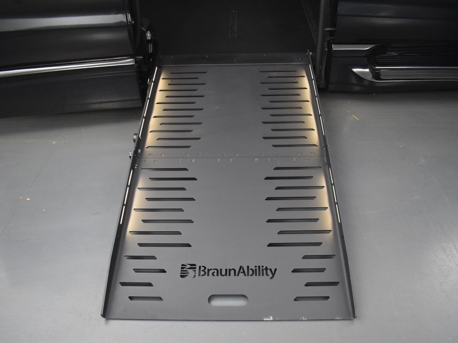 New 2025 Chrysler Pacifica Select Plus - BraunAbility Side Entry Entry Fold Out Automatic Ramp