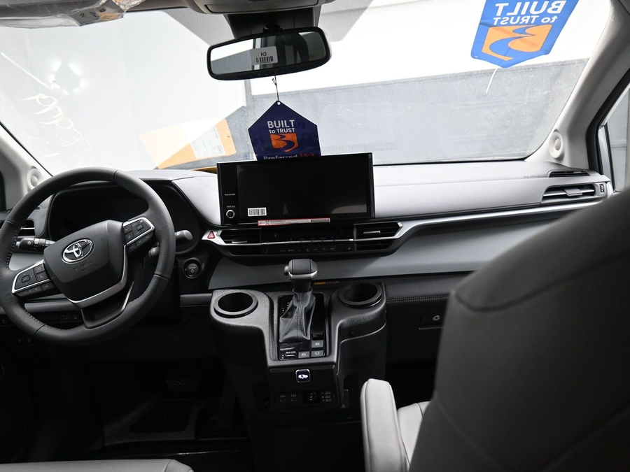 Silver Toyota Sienna image number 12