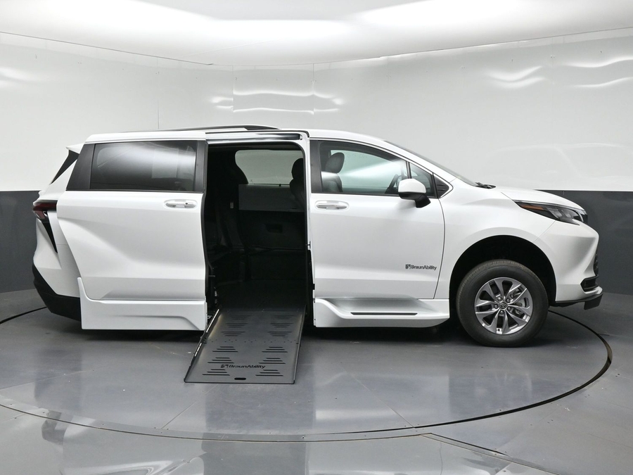New 2026 Toyota Sienna Hybrid XLE Base - BraunAbility Side Entry Fold Out Automatic Ramp