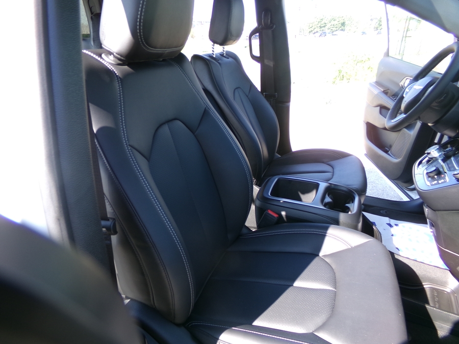 White Chrysler Voyager image number 13