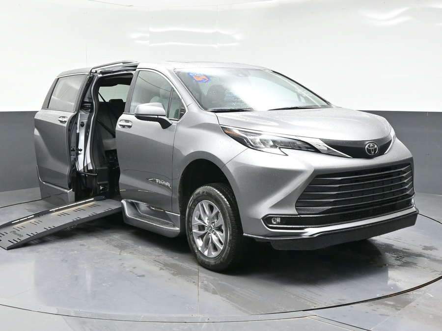 2026 Toyota Sienna XLE 7-Passenger Hybrid FWD's photo