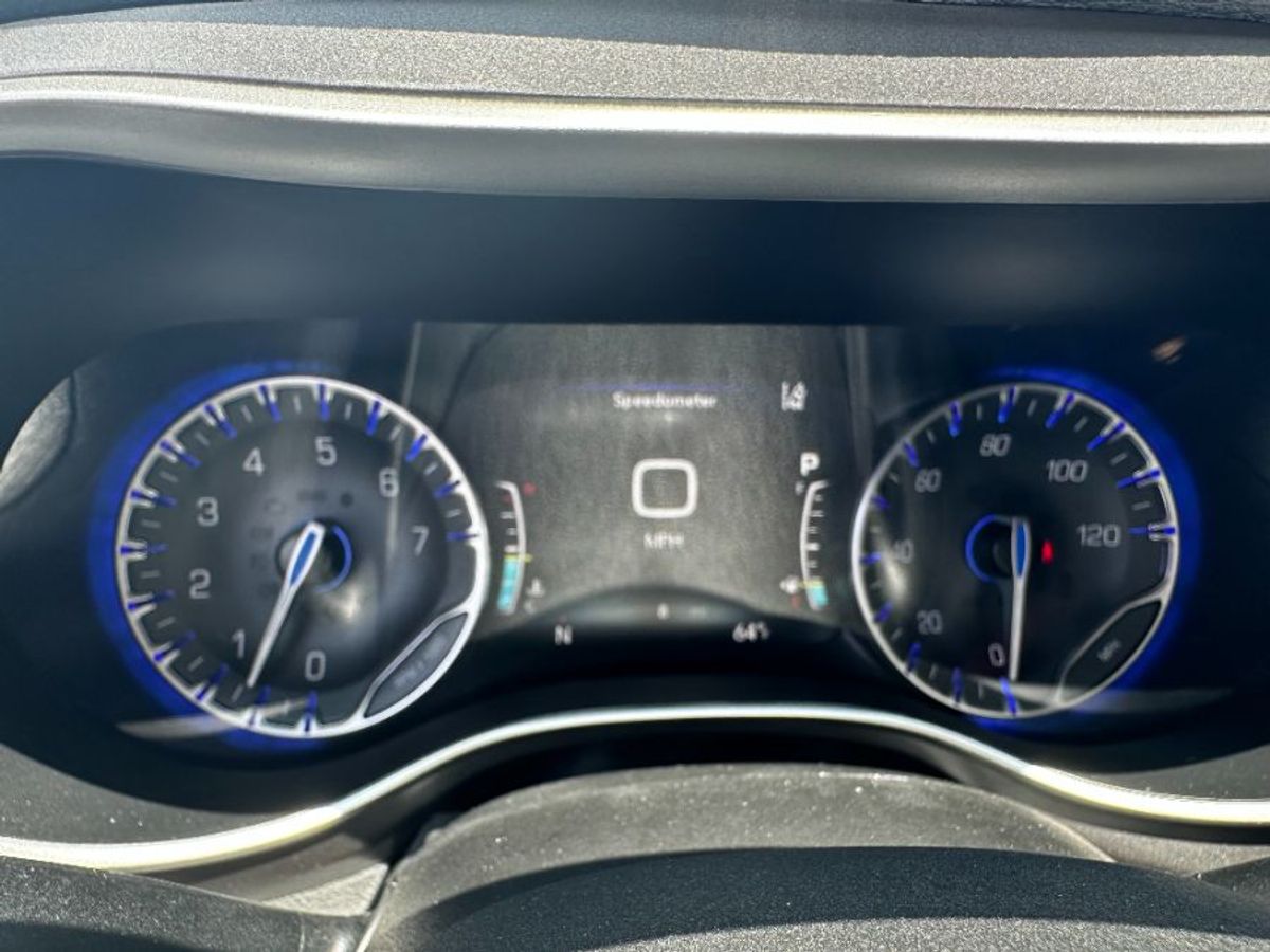 Silver Chrysler Pacifica image number 20