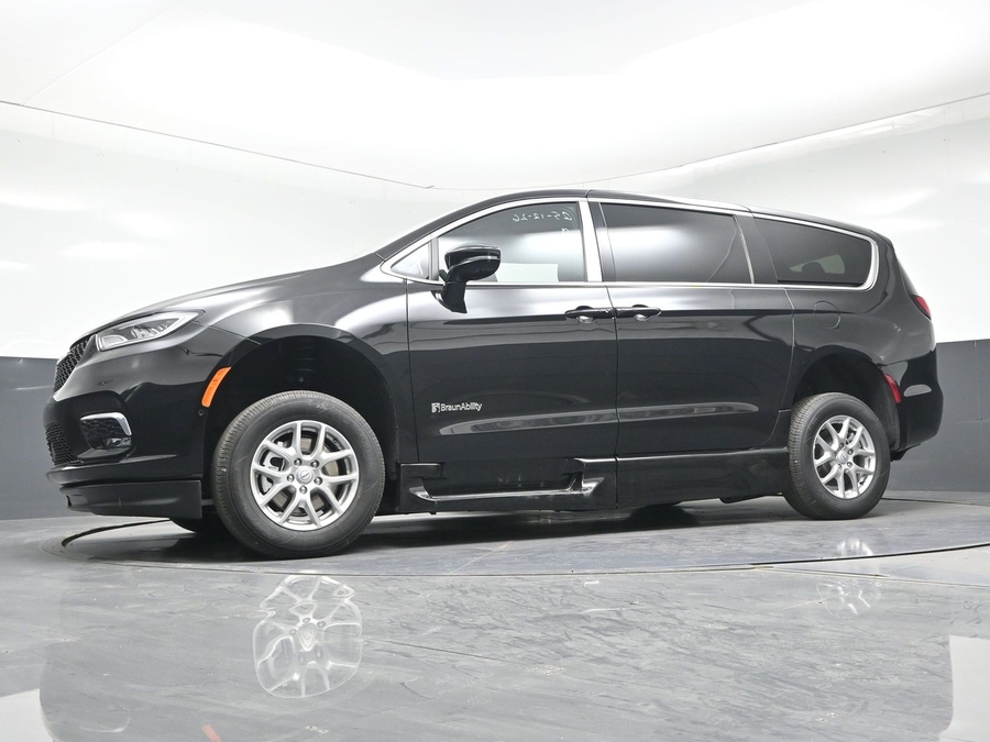 Black Chrysler Pacifica image number 17