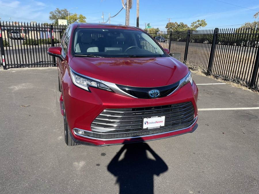 Used 2021 Toyota Sienna Hybrid Limited - BraunAbility Side Entry Entry Fold Out Automatic Ramp