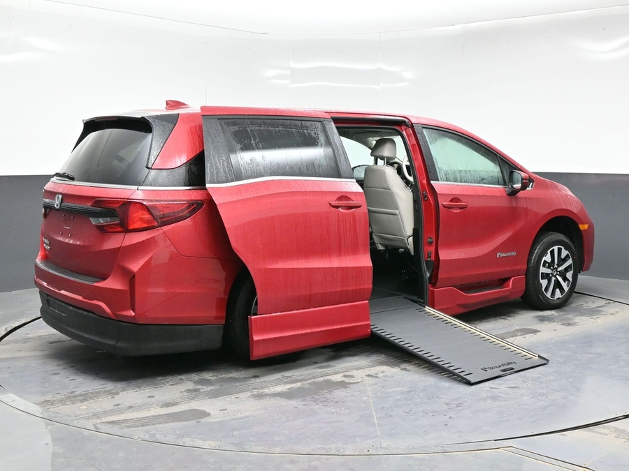 Red Honda Odyssey image number 6