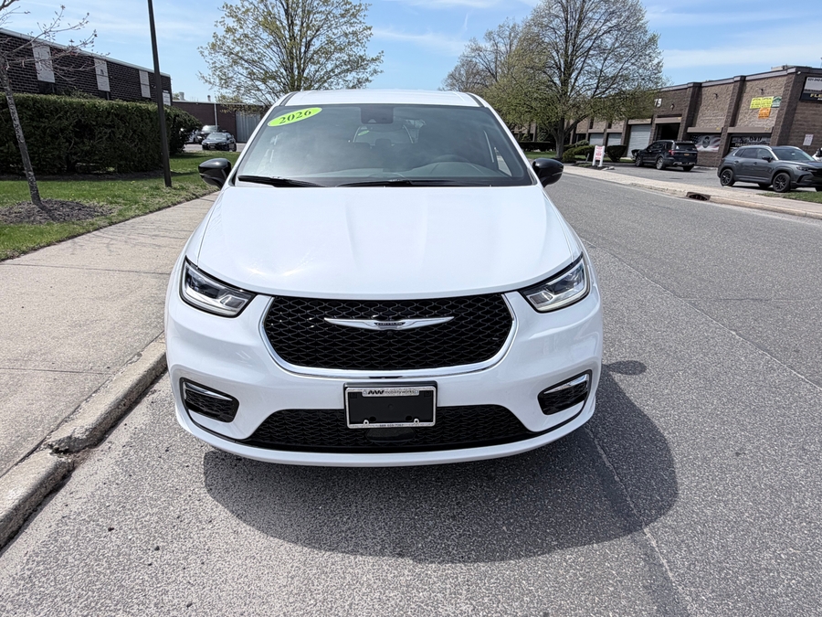 White Chrysler Pacifica image number 3