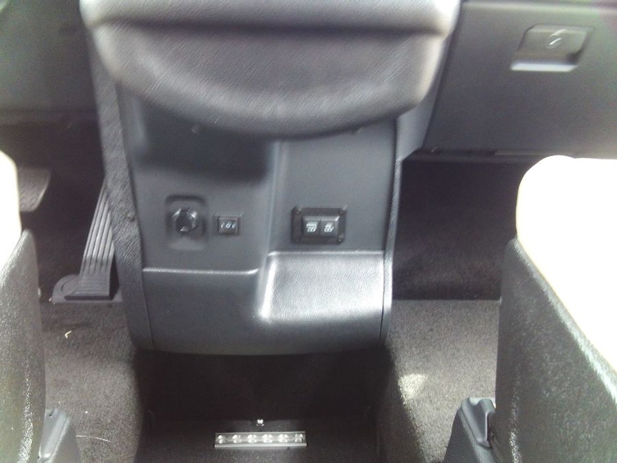 Silver Toyota Sienna image number 10