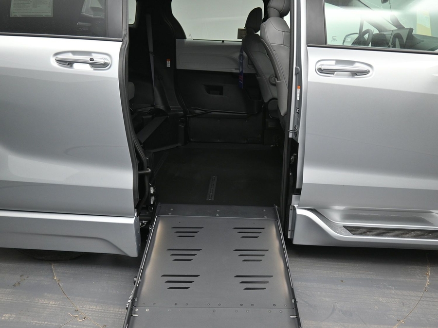 Silver Toyota Sienna image number 11