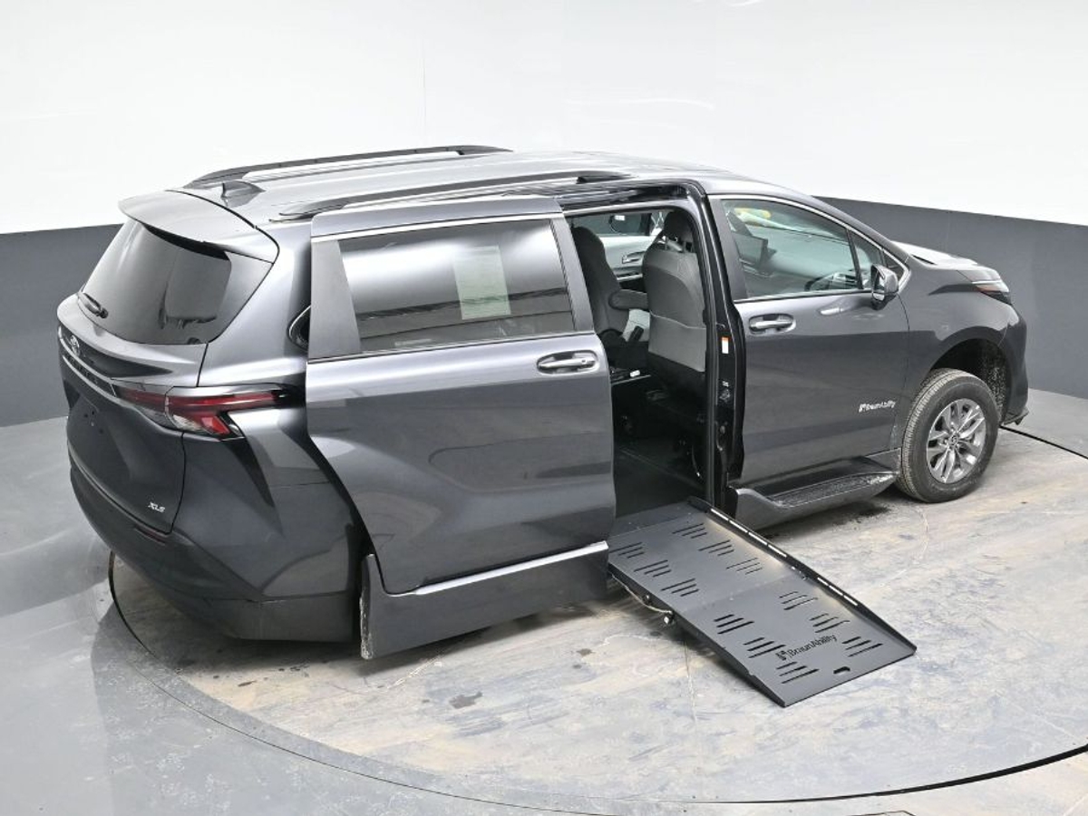 2025 TOYOTA SIENNA - Image 24