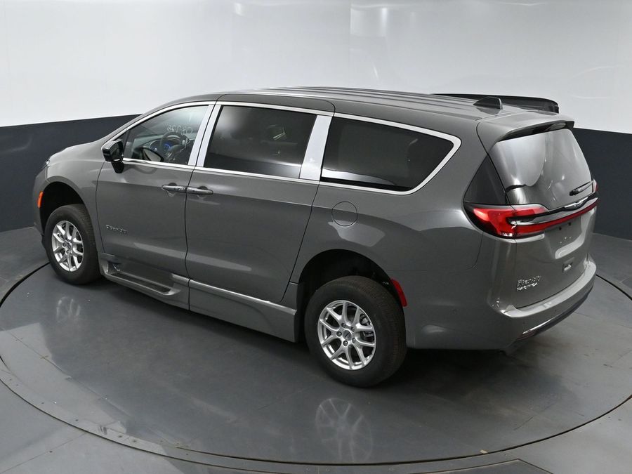New 2025 Chrysler Pacifica Select Safety - BraunAbility Side Entry Entry Fold Out Automatic Ramp
