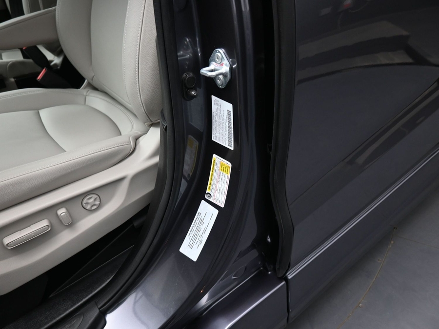 Grey Honda Odyssey image number 16