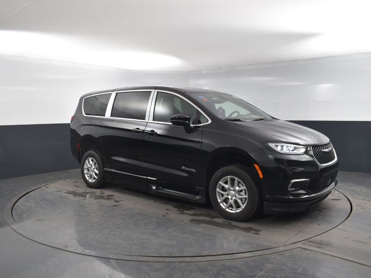 Black Chrysler Pacifica image number 17