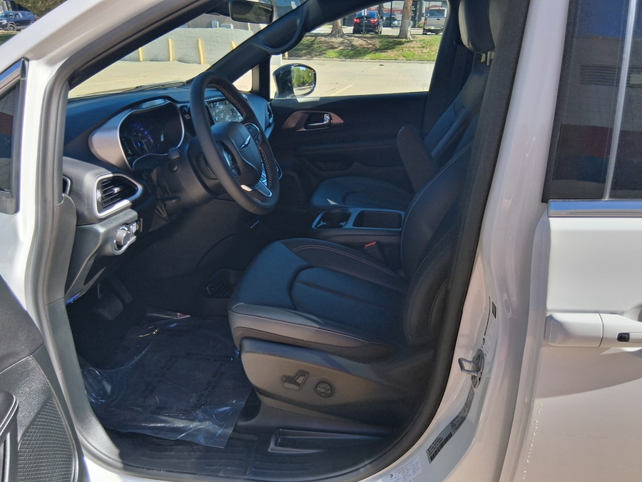 White Chrysler Voyager image number 20