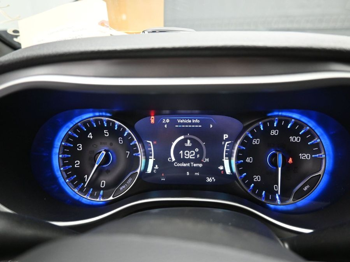 White Chrysler Pacifica image number 18